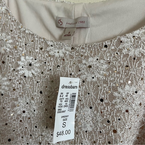 Cream dressy blouse belted sequins lace flowing sleeves. - Picture 5 of 8